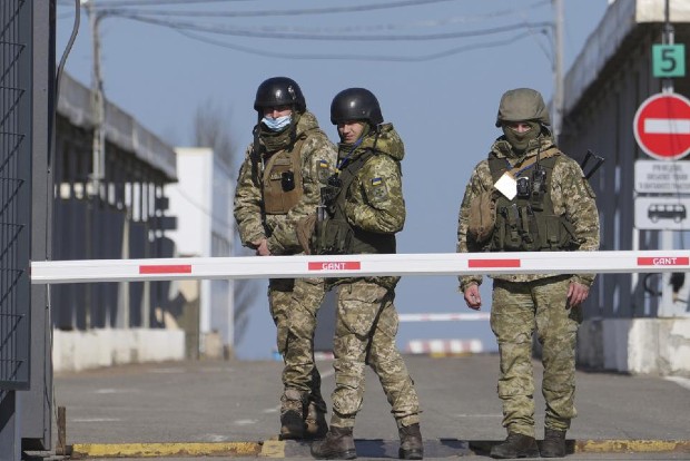 Vladimir Putin mulls recognizing separatist eastern Ukrainian regions