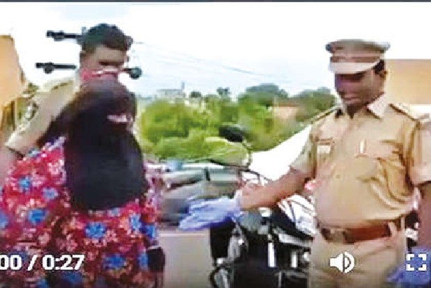 Old video shared as male protestor caught in burqa Old video shared as male protestor caught in burqa