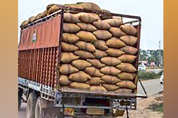 Vellore officials seize 4.50 tonnes of smuggled PDS rice, driver held Vellore officials seize 4.50 tonnes of smuggled PDS rice, driver held