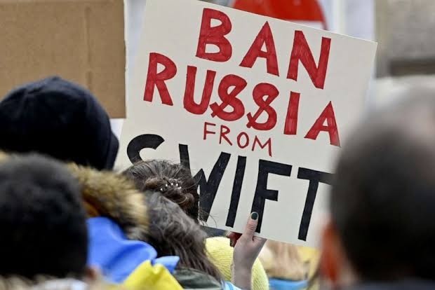 Ruble dives, stocks sink as West tightens Russia sanctions Ruble dives, stocks sink as West tightens Russia sanctions