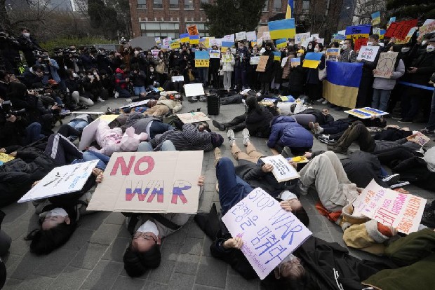 Quiet night in Ukraine capital even as Russia tensions flare Quiet night in Ukraine capital even as Russia tensions flare