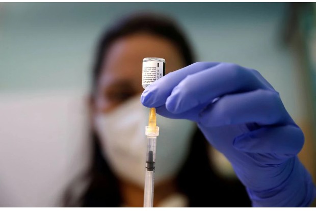 Israel approves 4th jab to people over 60, medical staff