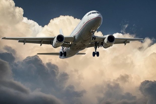 Thousands of flights cancelled, delayed at start of workweek