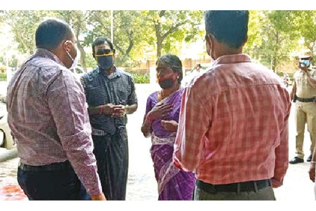 Construction worker, wife, attempt suicide before Erode Collector