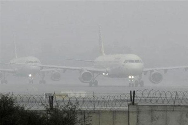 Jammu and Kashmir: Flights at Srinagar Airport delayed due to snowfall