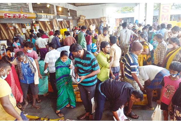 Mad rush at markets in central districts, public skip all pandemic restrictions Mad rush at markets in central districts, public skip all pandemic restrictions