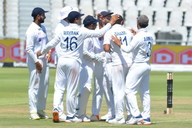 India bowl South Africa out for 210 to take narrow first innings lead