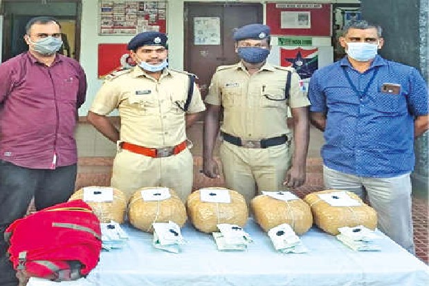 8 kg ganja seized from Express train to Kerala 8 kg ganja seized from Express train to Kerala
