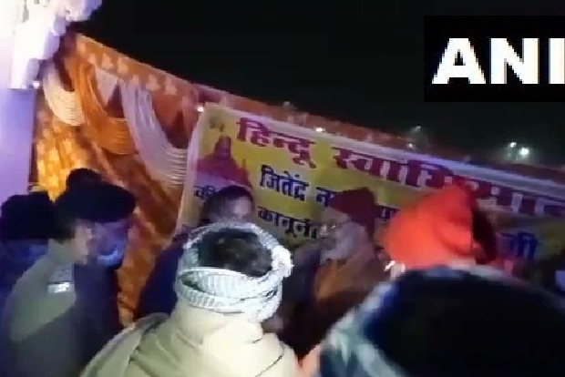 Dharma Sansad case: Cops pick up Yati Narasimhanand from dharna site in Haridwar