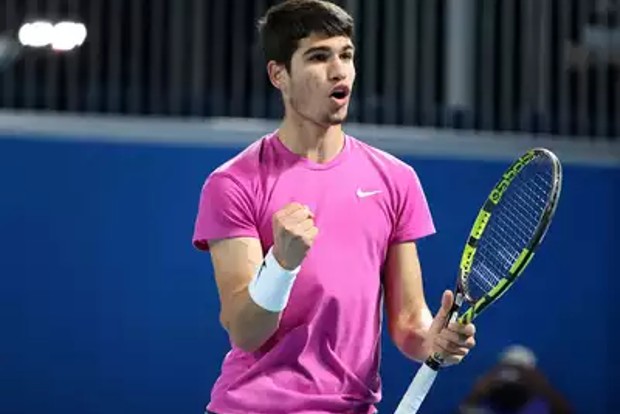 Australian Open: Contrasting first-round wins for teenager Alcaraz and Shapovalov