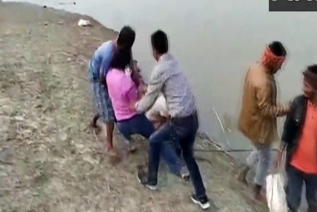 Man refusing Covid jab climbs tree, another attacks healthcare worker in UPs Ballia Man refusing Covid jab climbs tree, another attacks healthcare worker in UPs Ballia