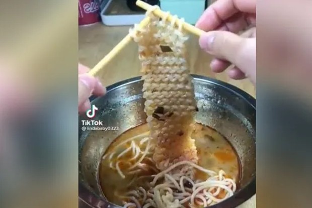 Netizens in shock, Woman knits noodle sweater with chopsticks Netizens in shock, Woman knits noodle sweater with chopsticks