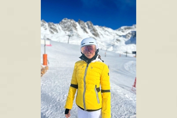 Samantha wows fans, friends with her skiing skills