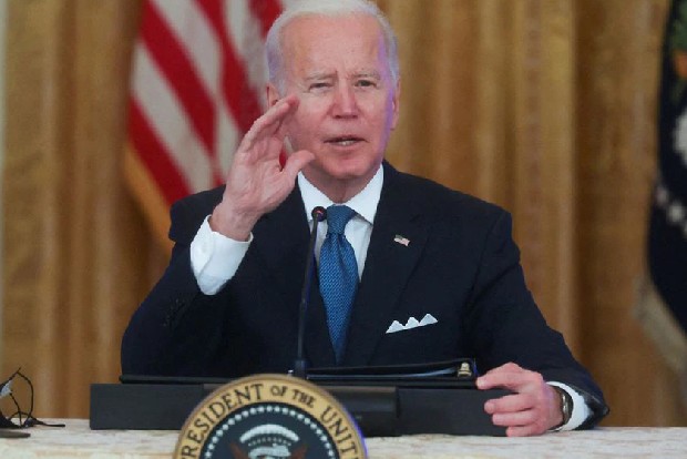 Biden caught on hot mic mocking reporter
