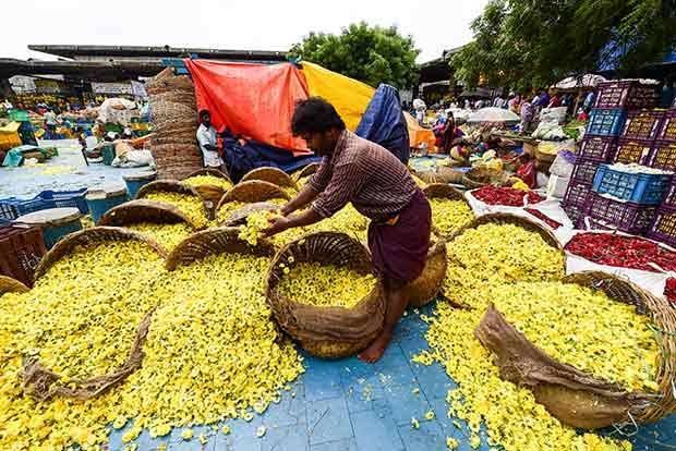Flower sales yet to pick up at Koyambedu market, vendors hopeful after lockdown relaxations