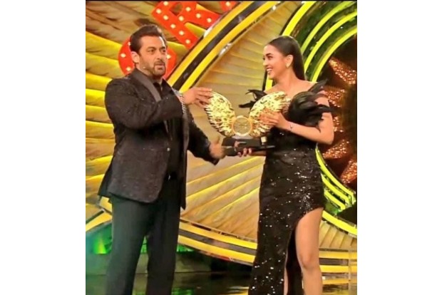 Bigg Boss 15: Tejasswi Prakash lifts trophy, collects cheque of Rs 40 lakh