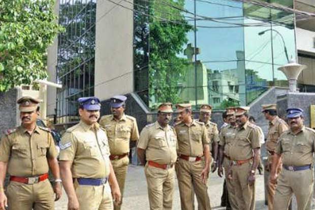 Three held for bid  to sell free grinders
