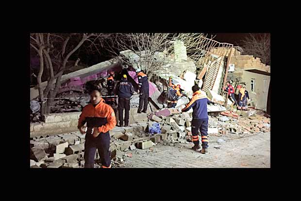 Car bomb kills 6 in attack on Turkey police station