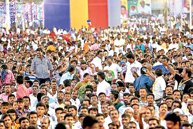 Massive turnout of Rajini fans at Vellore meet