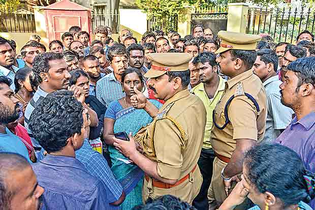 Traders complain against chit fund group