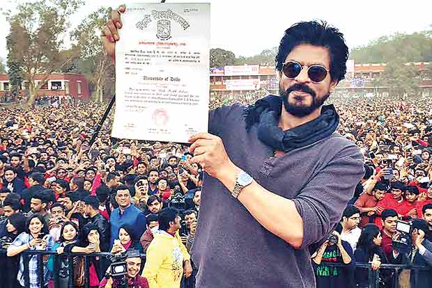 GOING VIRAL: Shah Rukh Khan receives degree 28 years after passing out