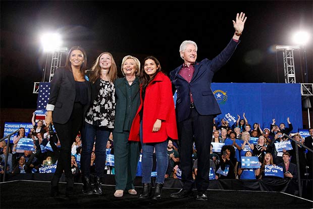 Pressure grows on Hillary to release Sachs speeches