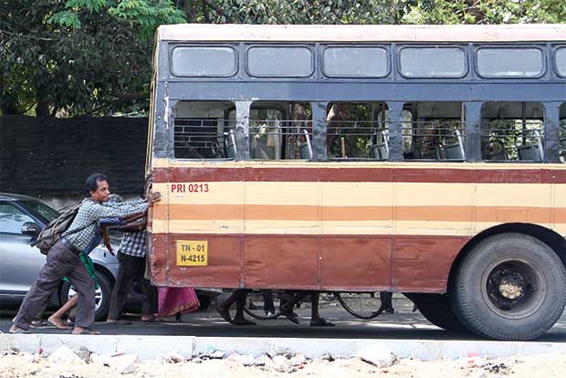 Chaos after bus breaks down near Luz