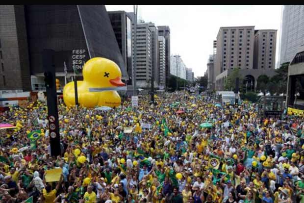 Brazil’s symbolic protest against their President via a giant duck