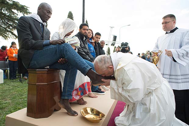 Going Viral: Pope’s humbling gesture on Holy Thursday gives hope to many
