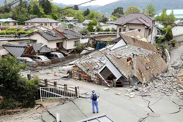 Toll in Japan quakes hits 35; scores still trapped
