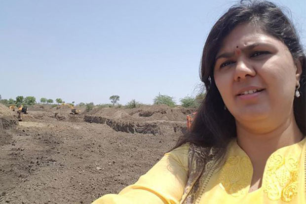 Drought selfies turn the heat on minister
