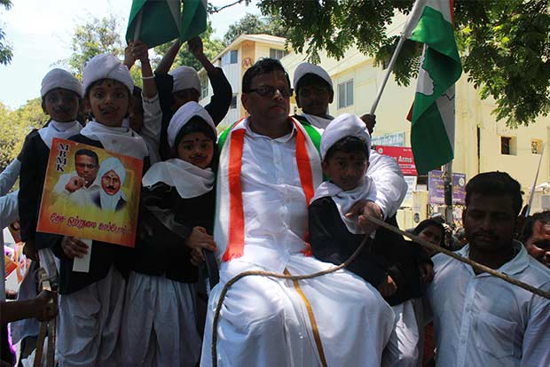 Candidate goes for nomination with kids, violates code