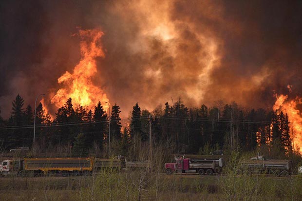 Forest fire forces evacuation of entire city