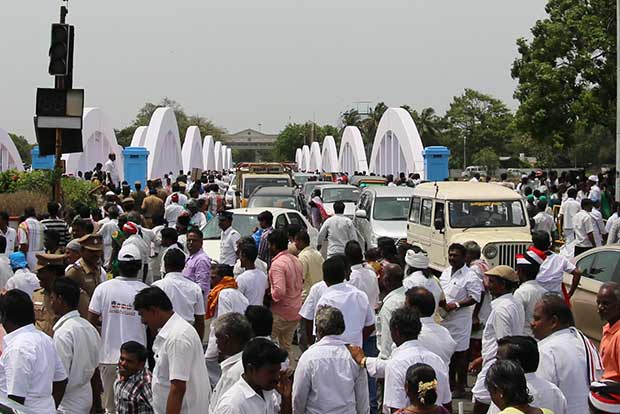 Chaos on roads as cadre throng city