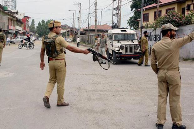 Militants kill two policemen in Kashmir