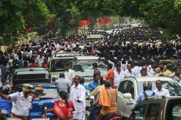 Massive cadre turnout adds to peak hour traffic chaos