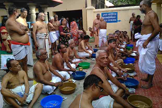 Thousands pay obeisance to ancestors