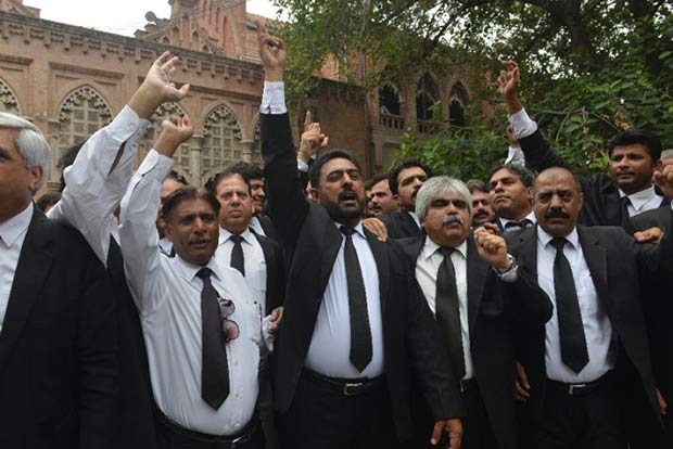 Pakistan lawyers boycott courts after blast