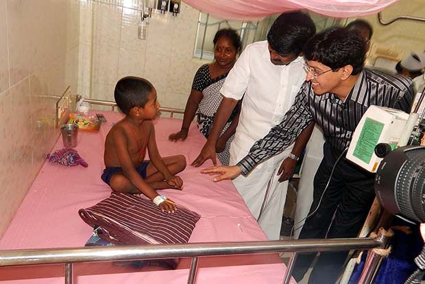 Minister visits victims of mystery fever at hospital
