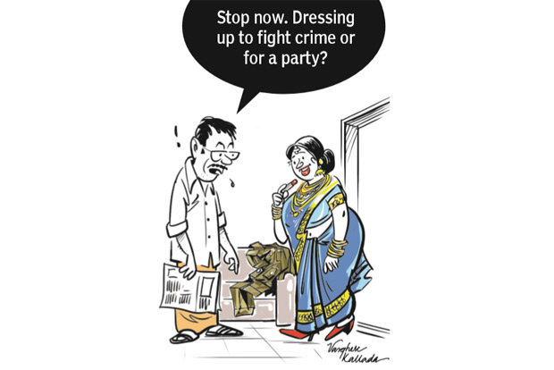 Woman cops to lay golden trap for chain snatchers