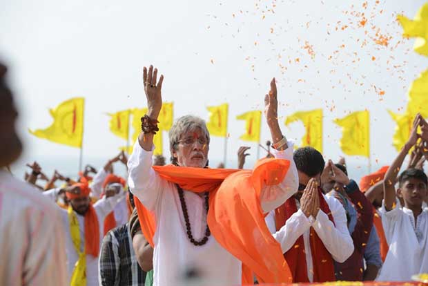 Big B sings Ganesh aarti in Sarkar 3