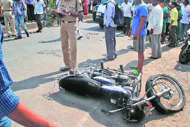 3 die after two-wheeler hits parapet