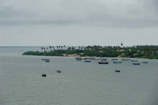 Trawler owners, country boat fishers press demands in fight for supremacy Trawler owners, country boat fishers press demands in fight for supremacy