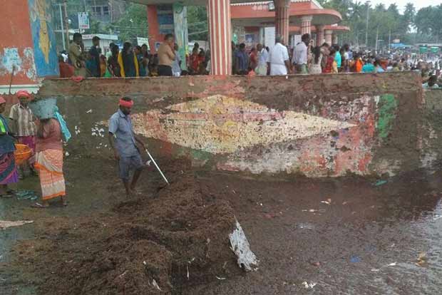 Hygiene takes a beating at Agni Thirtham in Rameswaram