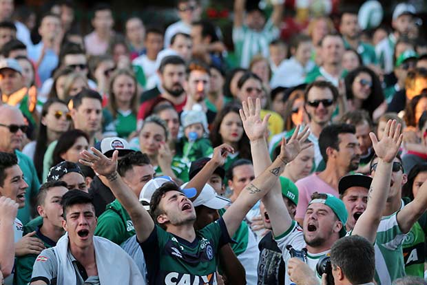Football mourns Brazilian players killed in air crash