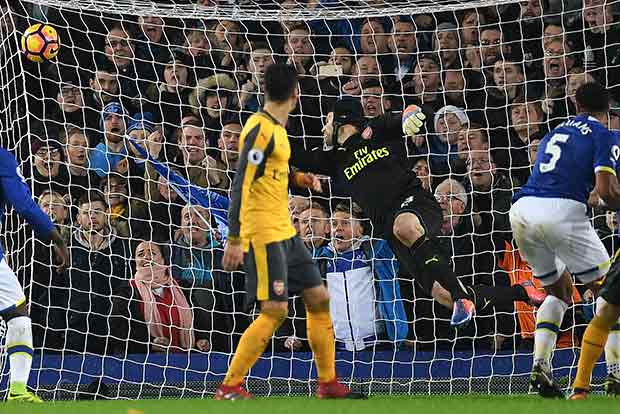 Williams lifts Everton as Arsenal blow chance