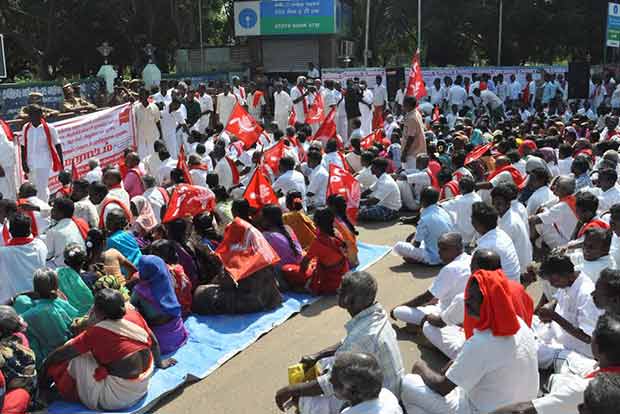 Tiruvarur farmer suffers chest pain during protest, dies in hospital