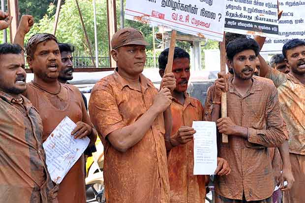 Mud-smeared men agitate for jallikattu