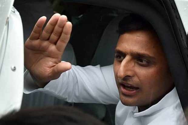 Mulayam expels son & CM Akhilesh Yadav, general secreary Ramgopal for 6 years