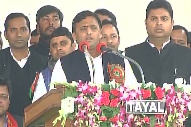 Akhilesh declared SP chief at party meet, Amar expelled
